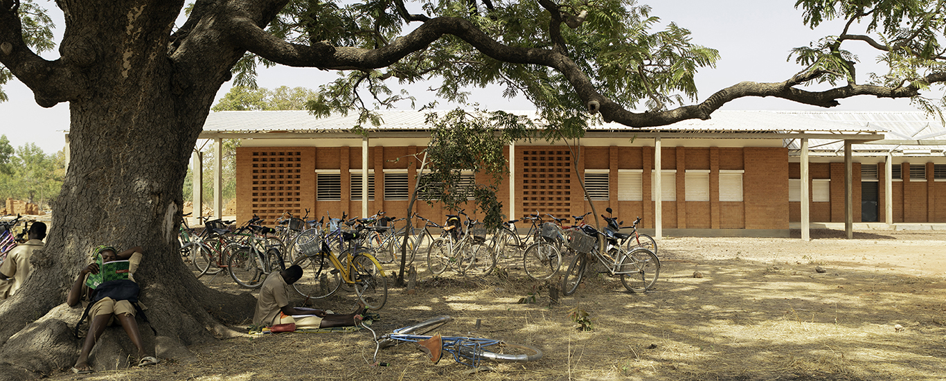 Escuela de secundaria y edificaciones auxiliares del complejo escolar Bangre Veenem